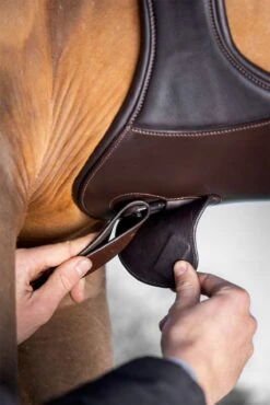 LeMieux Gel-Tek Anatomic Long Stud Girth With Magnet -Lemieux b0df42f8 1794 4b30 bc30 e8ff5d3f564d 5eba3bf6 5992 4c8a aabc 668c0713bf12