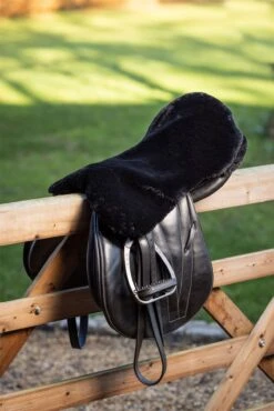 LeMieux Simuwool Seat Saver 26 LeMieux Simuwool Seat Saver -Lemieux c22e309a 1cca 4b14 ad8c f3613aa085e4 77566abd 736a 42ab b849 641fff464532