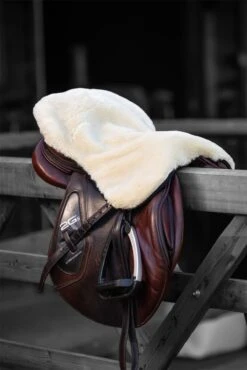 LeMieux Simuwool Seat Saver 20 LeMieux Simuwool Seat Saver -Lemieux ffa955b6 8de5 462d 9d35 3cc4b1700d5f 7e32c1bb 6188 4c31 8570 7e9468d397bc